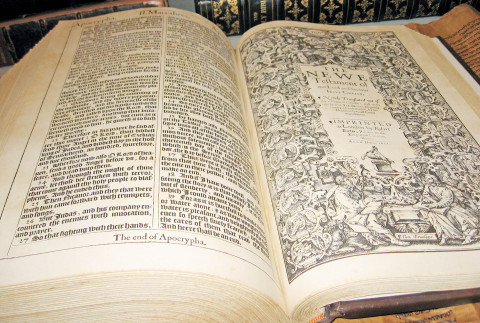 Bible krále Jakuba: Překlad Nového zákona je pořízen z verze řeckého Textus Receptus z roku 1550, který vydal Robert Estienne, některá čtení pocházejí z byzantské verze či Vulgáty... Jsou zařazeny i deuterokanonické knihy (Apocrypha), které byly později vyřazeny. Překlad krále Jakuba byl mnohokrát znovu vydáván, často s textovými úpravami (např. Blayneyho vydání z roku 1769 se od prvního vydání liší asi ve 100 000 místech).