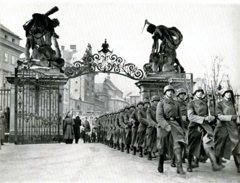 Nacistická likvidace naší státnosti. Vojáci Wehrmachtu pochodují na nádvoří Pražského hradu, 19. březen 1939. 