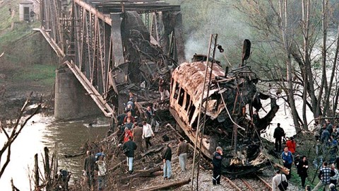 Letouny NATO zasáhly 12. dubna 1999 ve 12:15 při útoku na železniční most u obce Grdelička jižně od Bělehradu osobní vlak.