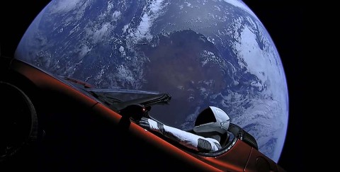 Elon Musk prozatím vysoce symbolicky vyslal do vesmíru elektrickou Teslu s figurínou člověka