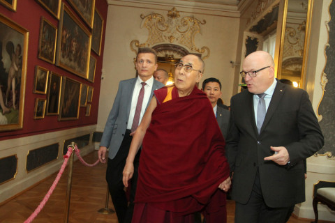 Daniel Herman se vede za ručičku s agentem CIA dalajlamou. Dotek je nejsnazší způsob jak zesílit energetické působení mága na druhou osobu...