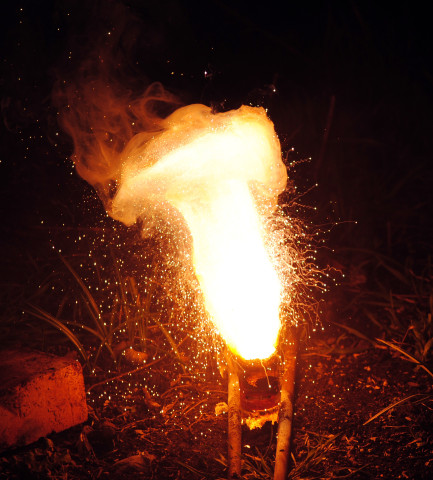 Podobnost tohoto hoření s hořením v objektu WTC... Exothermic thermite reaction using iron(III) oxide. The sparks flying outwards are globules of molten iron trailing smoke in their wake