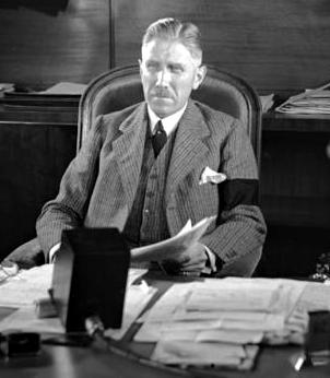 Červenec 1932: Franz von Papen mluví v rozhlasu, povšimněte si prosím nacistické černé pásky na jeho rukávu.