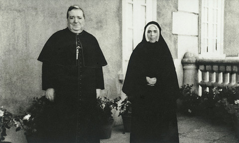 Biskup da Silva a Lucia dos Santos v roce 1946 — Lucia with Bishop da Silva in 1946