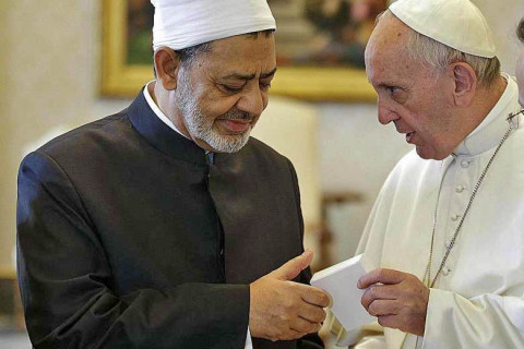 Pope Francis (R) presenting Sheikh Tayeb with a copy of his recent cyclical, Laudato Si', during the Sunni Muslim leader's visit to the Vatican, May 23, 2016. Photo: EPA