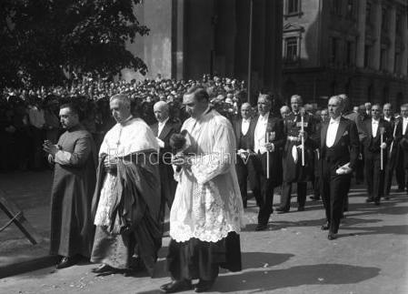 Die feierliche Fronleichnams-Prozession an der Spitze der päpstliche Nuntius Monsignore Cesare Orsenigo dahinter Vizekanzler [Franz] v. Papen und Reichsverkehrsminister [Paul] v. Eltz-Rübenach. 31. Mai 1934