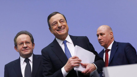 Prezident ECB Mario Draghi oznamuje podvod jménem QE. Samozřejmě, je to prča, dělat z oveček voly :-)