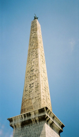 Vatican, San Giovanni, Lateran obelisk: Docela by mne zajímalo, zda cézaro-papežská církev někdy nějakému křesťanu vysvětlila proč a k jakým účelům používá egyptské obelisky Slunečního kultu? ;-) Proč sakra vůbec ve svém mocenském centru vztyčuje takové věci? Má to něco společného s Kristovou naukou? Nebo nám snad zapomněli něco říci?